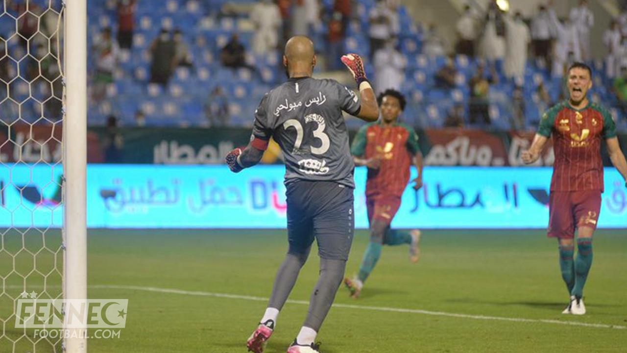 M'Bolhi sort une jolie parade sur pénalty contre Al Raed (Vidéo)
