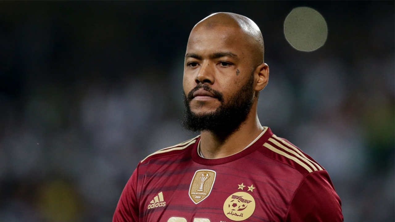 Rais M'Bolhi snobe les clubs algériens et suscite la polémique