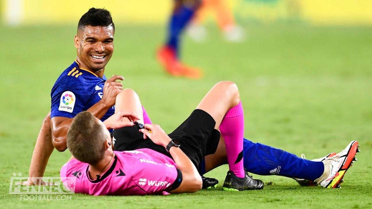 Insolite : La star du Real, Casemiro tacle l'arbitre lors de Betis Real Madrid  (Vidéo)