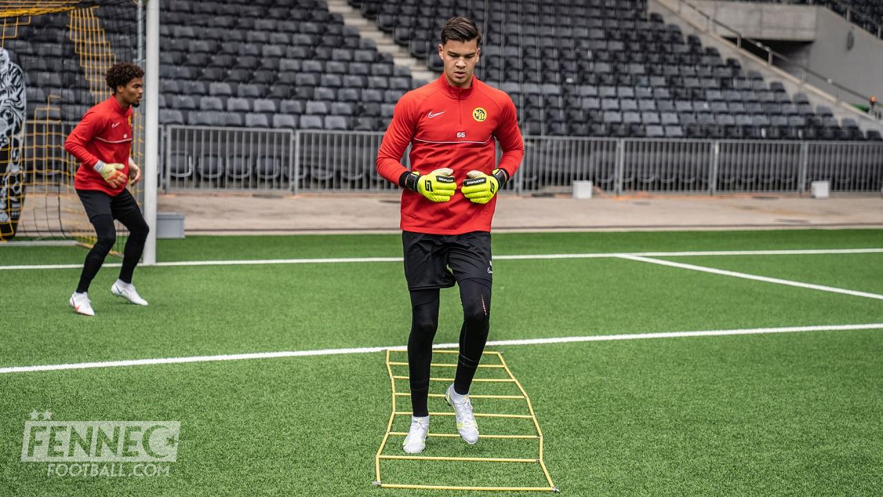 Équipe d'Algérie : un jeune gardien algérien débute face à Manchester United !