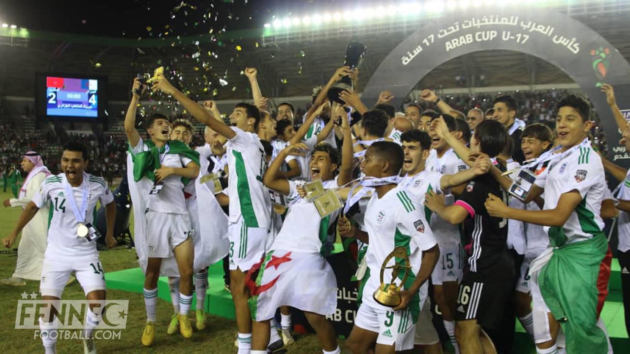 Deux tauliers de l'équipe d'Algérie félicitent les jeunes champions arabes