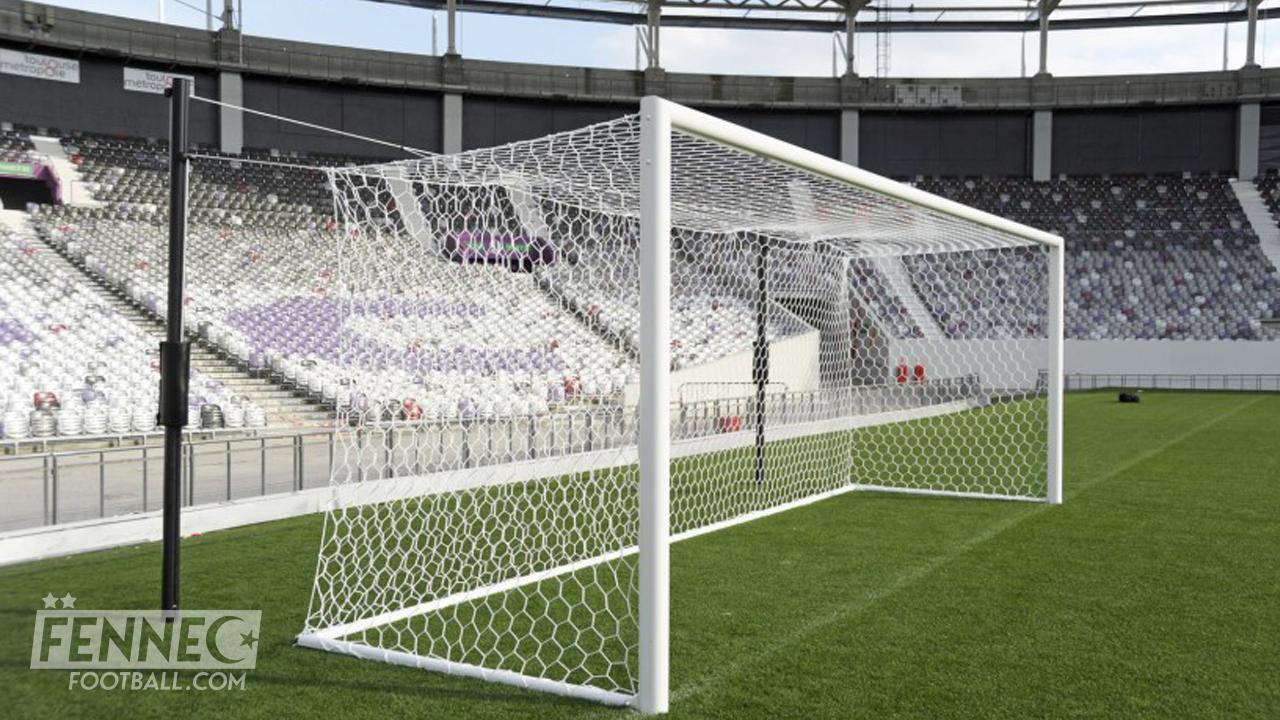 En pleine coupe du monde, une barre transversale tombe (Vidéo)