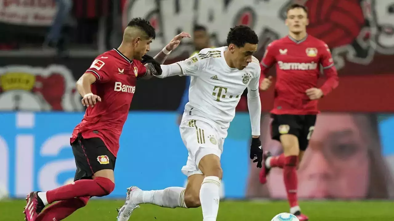 Deux joueurs de l'équipe du Maroc choquent lors du CHOC Bayern Munich Bayer Lerverkusen