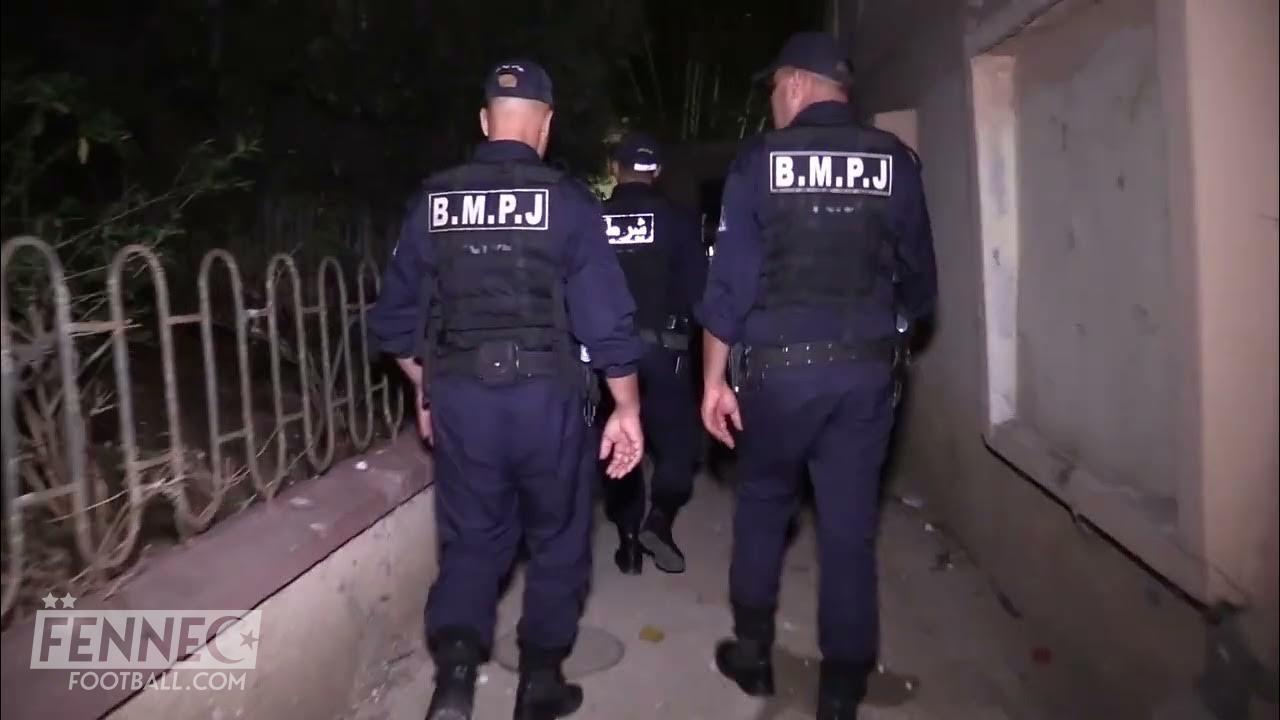 Algérie : un policier protège un supporter de la pluie, la scène devient virale
