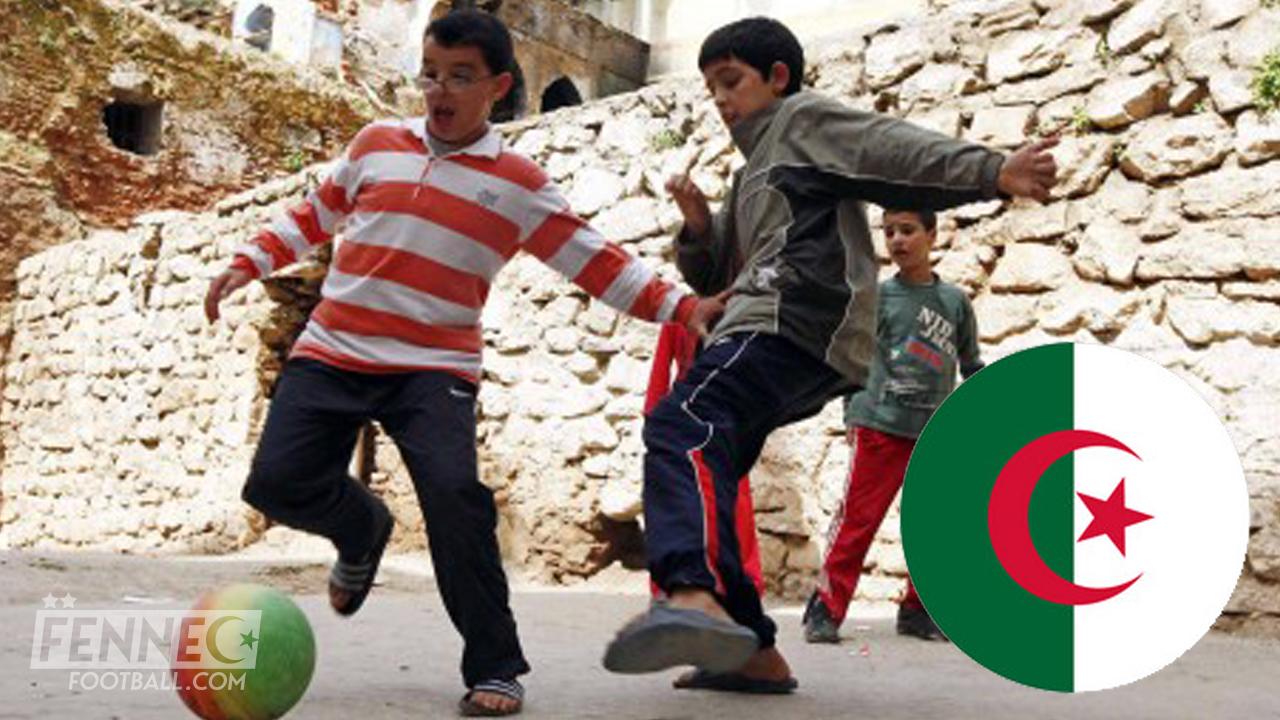 Algérie : des enfants émerveillent avec un tiki-taka spectaculaire dans leur quartier ! (Vidéo)